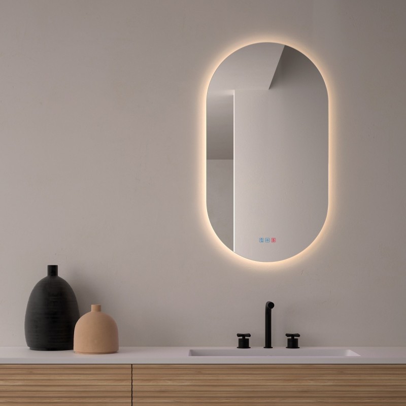 Specchio ovale verticale da bagno con luce LED retroilluminata calda.