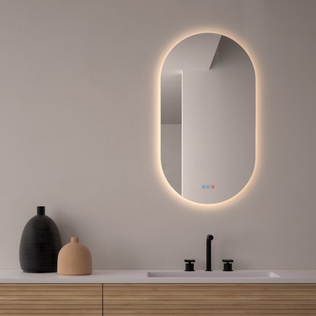 Specchio ovale verticale da bagno con luce LED retroilluminata calda.