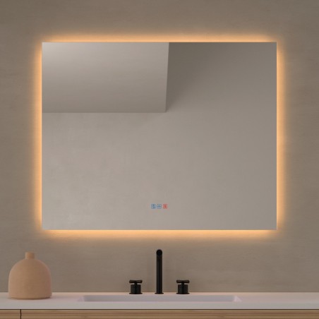 Specchio bagno LED senza cornice, retroilluminato e moderno. Linee pulite, luce perimetrale e pulsante touch integrato.