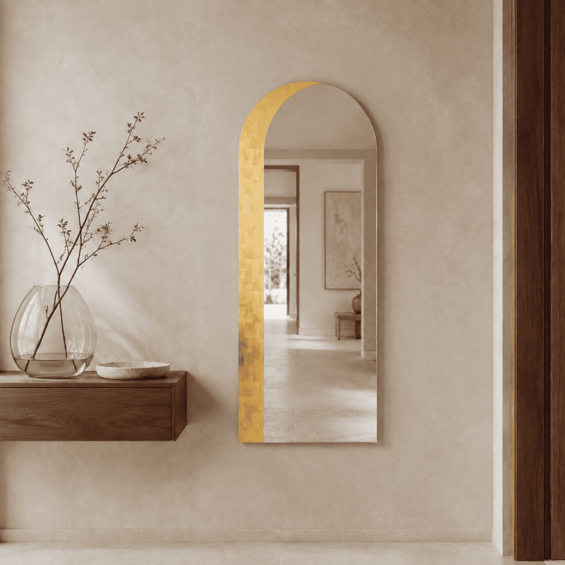 Specchio Grande ad Arco Dorato per Ingresso Moderno